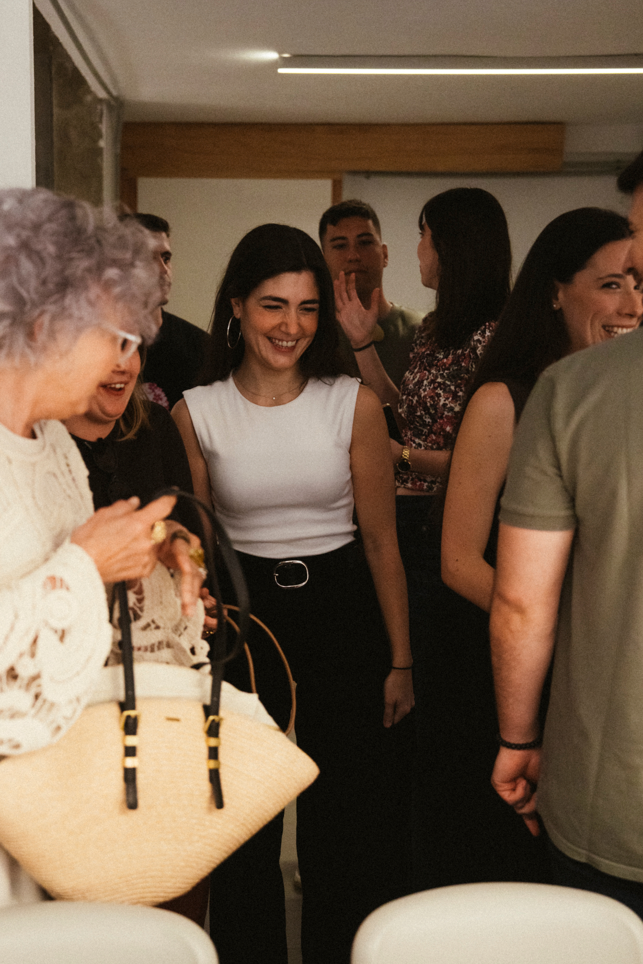 Invitados sonriendo durante una cena privada en Málaga