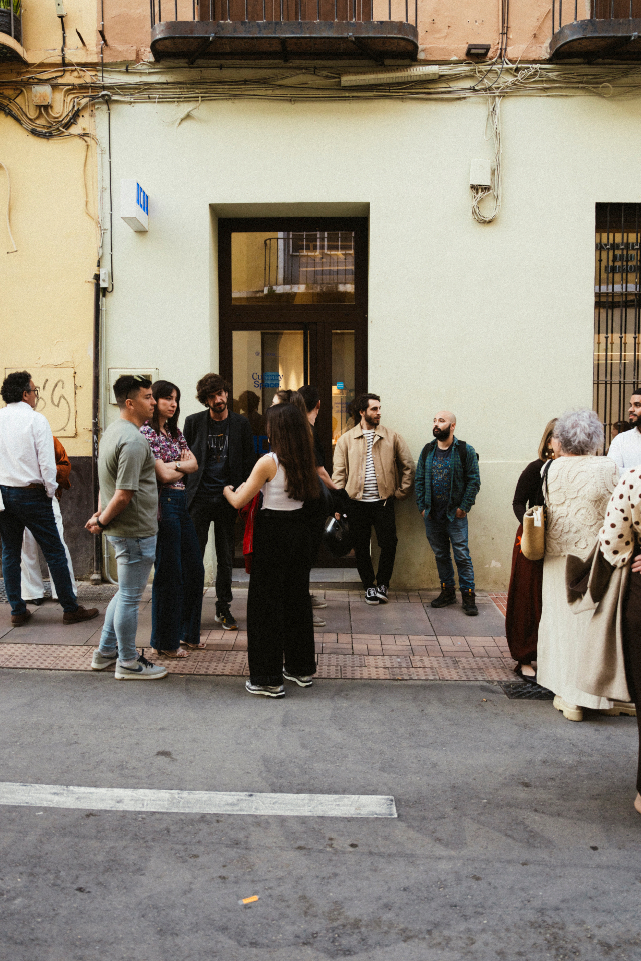 Asistentes a la entrada de un evento gastronómico en Málaga