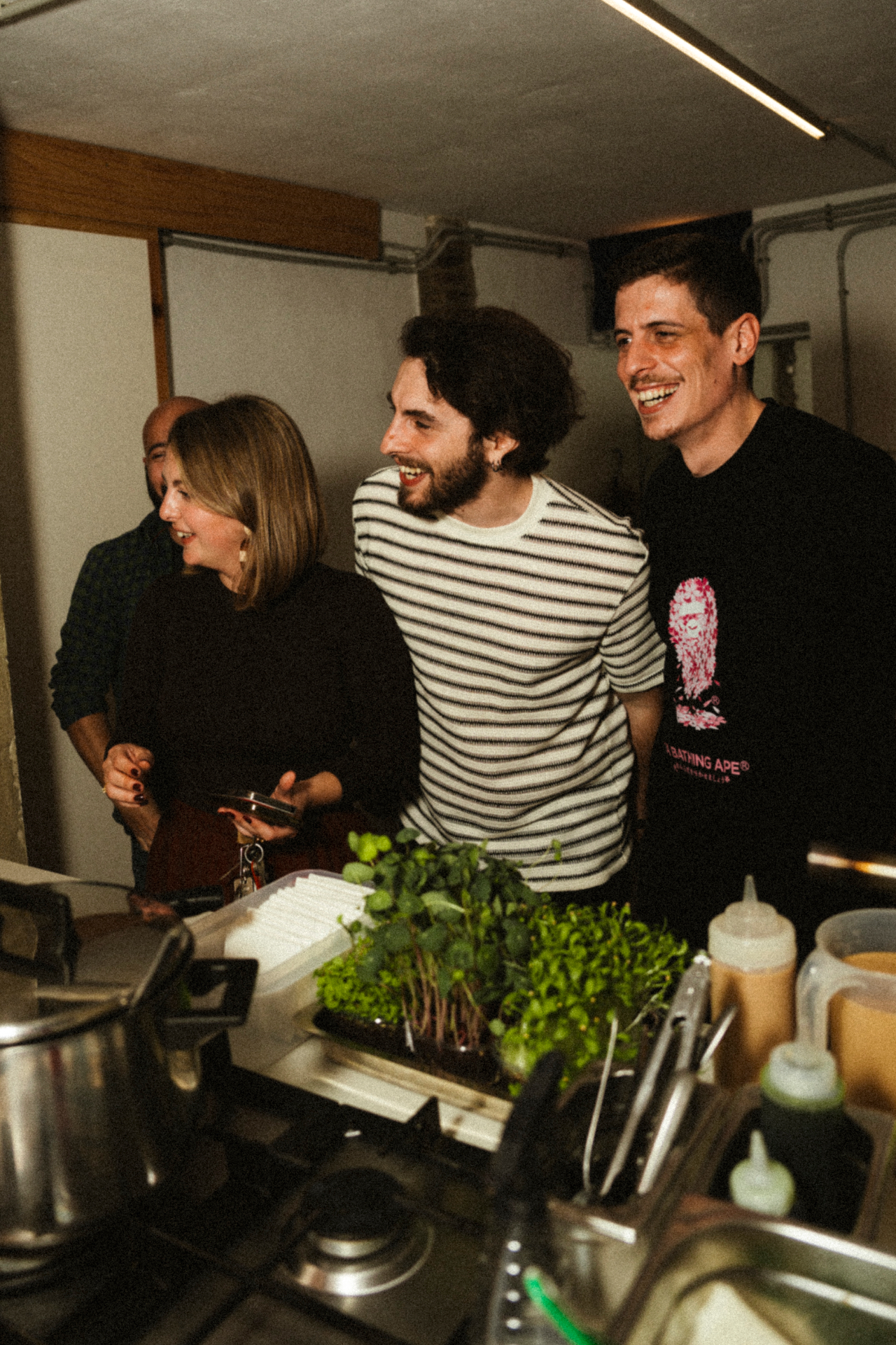 Invitados disfrutando de una cena del chef Rafael Casamayor en Málaga