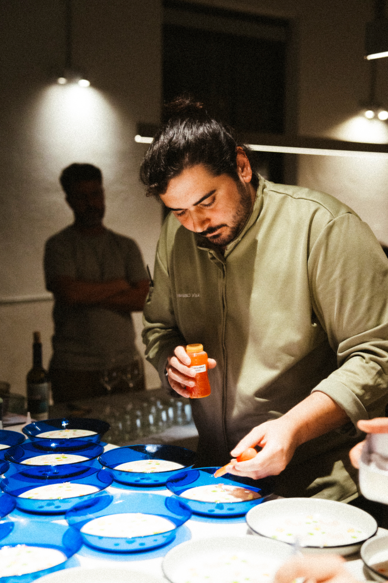 Rafael Casamayor, chef en Málaga y jefe de cocina de Mi Niña Lola, emplatando un plato con micro hierbas frescas